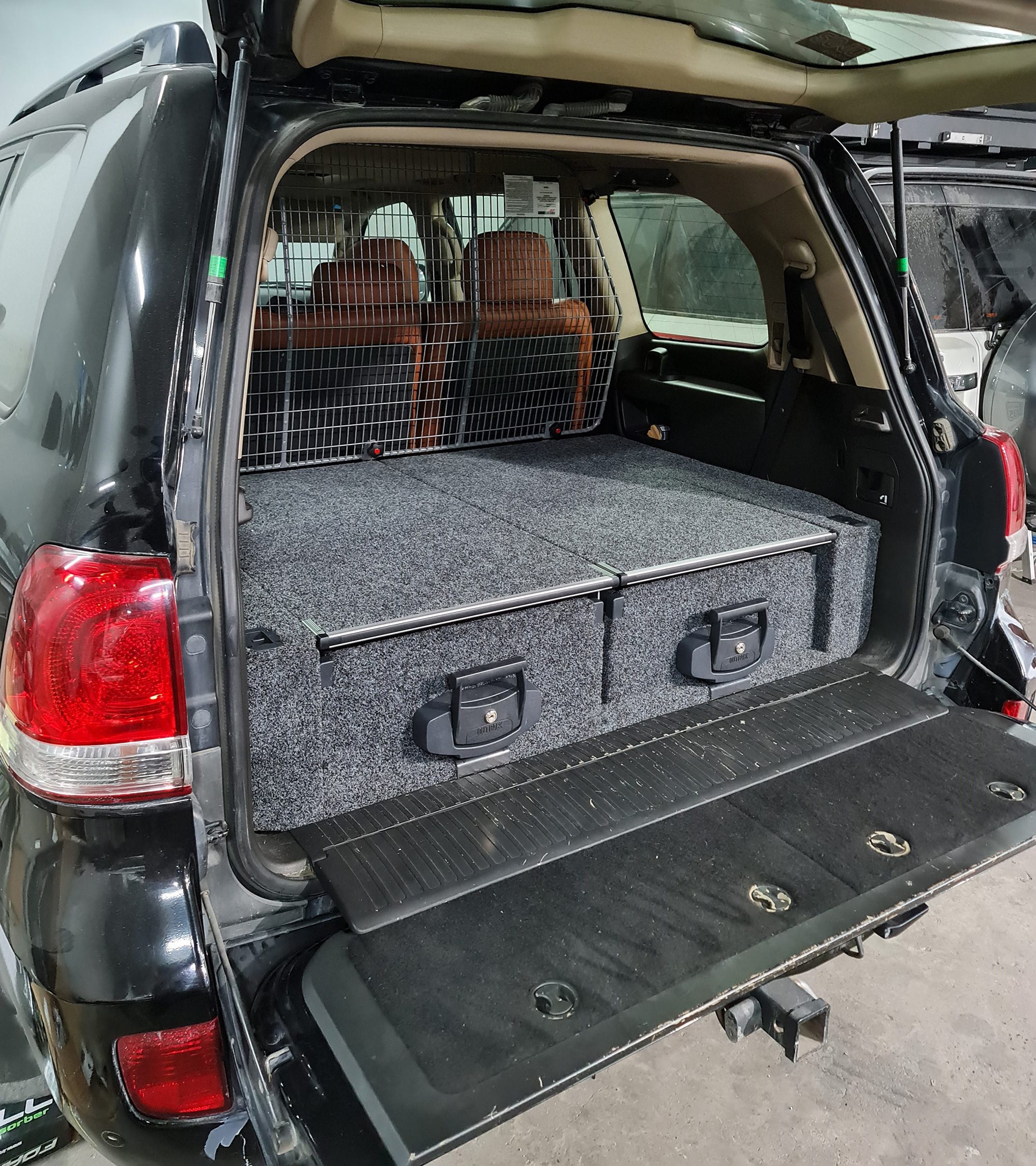 01-6 LC200 GXL,VX & SAHARA BARRIER - Image 1