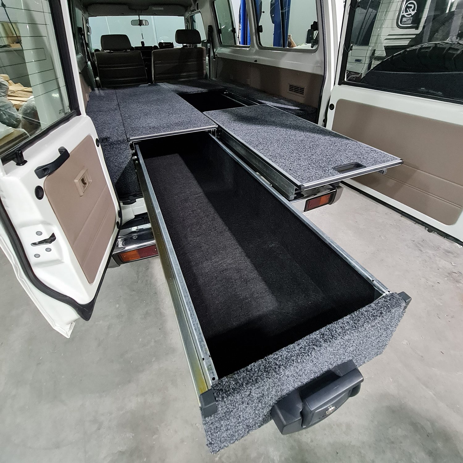 02-1 LC75/lc78 DRAWER ROLLER FLOOR + WING KIT - Image 1